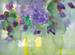 Gele transparante vaas met paars boeket in aquarel