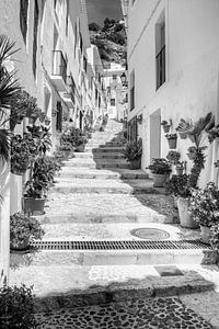 Weißes Bergdorf in Spanien in schwarz-weiß