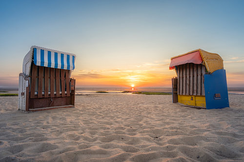 Sonnenuntergang zwischen den Strandkörben