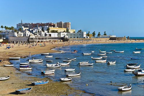 Vissersboten op het strand van La Caleta in Cádiz