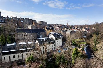 Uitzicht op Dean Village met waterval op een zonnige dag in Edinburgh van Peter de Kievith Fotografie