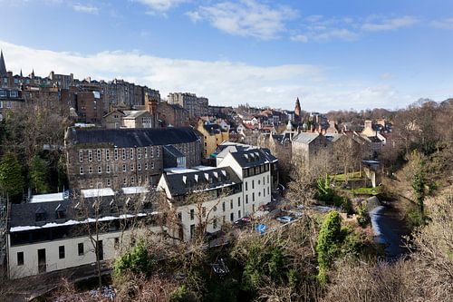 Uitzicht op Dean Village met waterval op een zonnige dag in Edinburgh