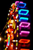 Kräftige Farbkontraste eines Riesenrads bei Nacht