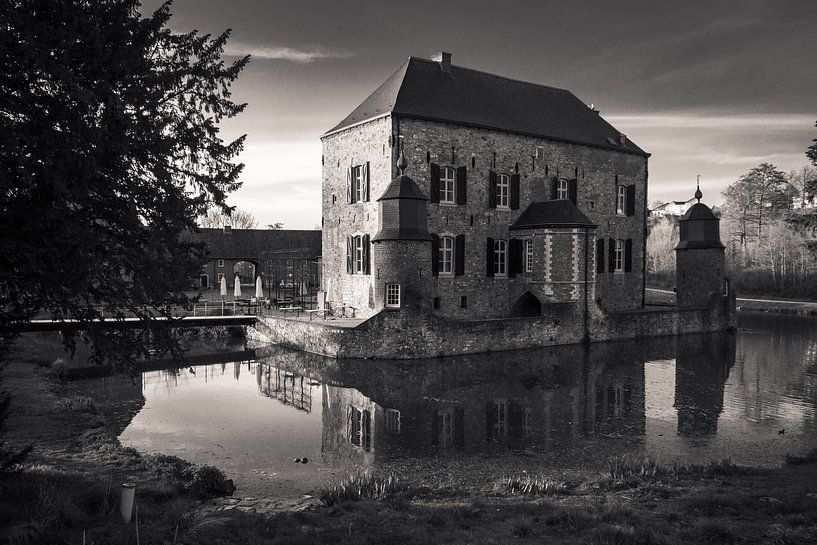 Schloss Erenstein auf dem Wasser I von Luis Boullosa