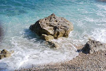 Rotsblok langs de kust van Corfu. van Ingrid Van Maurik