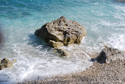 Rotsblok langs de kust van Corfu.