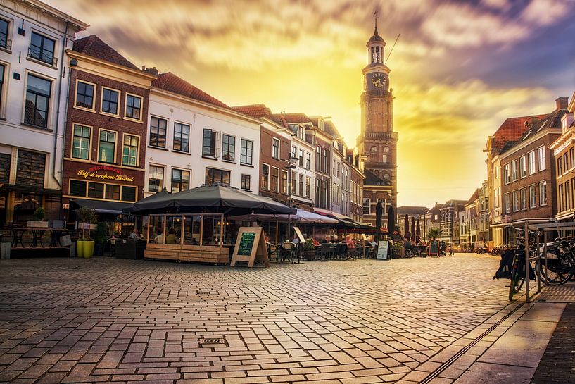 De romantische Wijntoren en het gezellige plein van Zutphen bij zonsondergang van Bart Ros