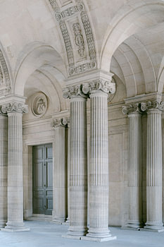 Pilaren en bogen bij het Louvre in Parijs