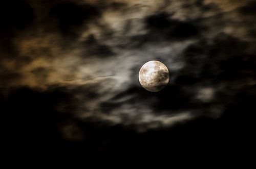 De maan en de wolken