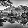 Der Hintersee in Bayern bei Ramsau in schwarzweiss. von Manfred Voss, Schwarz-weiss Fotografie