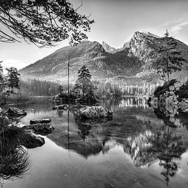 De Hintersee in Beieren bij Ramsau in zwart-wit. van Manfred Voss, Schwarz-weiss Fotografie