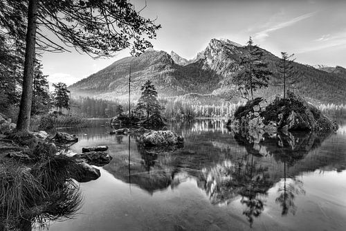 De Hintersee in Beieren bij Ramsau in zwart-wit.