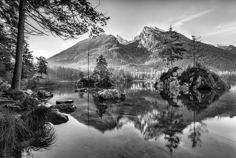 Der Hintersee in Bayern bei Ramsau in schwarzweiss. von Manfred Voss, Schwarz-weiss Fotografie