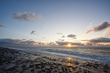 Sonnenuntergang Zeeland bei Leuchtturm Noorderhoofd von Mario Goossens