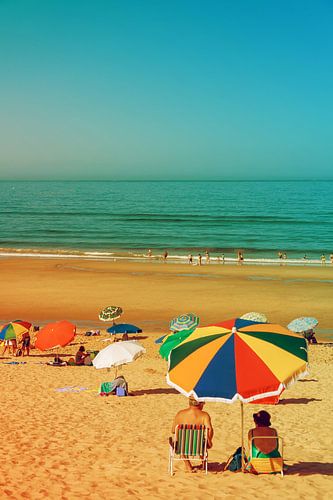 Costa da Caparica-strand, Portugal. Bruisend strand met kleurrijke parasols en ontspannen sfeer aan zee