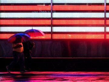 Paraplu's op Times Square in New York van Rutger van Loo