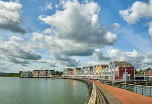 Maisons colorées sur le Rietplas au bord de la promenade, ciel bleu avec nuages