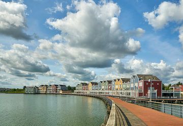 Maisons colorées sur le Rietplas au bord de la promenade, ciel bleu avec nuages sur Ad Jekel