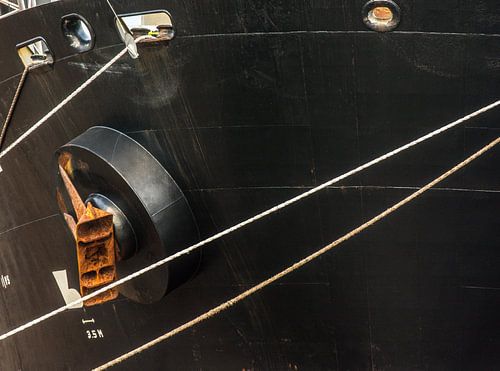 Anker van zeeschip in de haven Amsterdam.