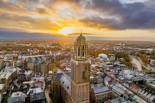 Zwolse Peperbus kerktoren tijdens een koude winter zonsopgang