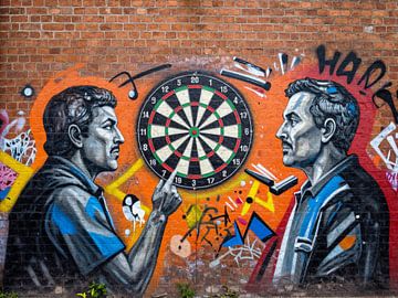 2 joueurs de fléchettes et un jeu de fléchettes sur un mur en briques sous forme de graffiti artistique sur Segaspics