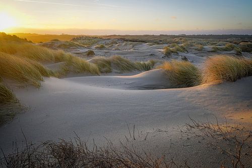 Zon komt op in duingebied