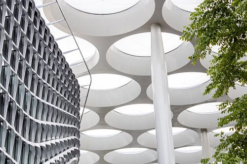 Modern high key beeld van het dak boven Hoog Catharijne in Utrecht