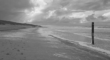 Strand van Texel in zwart wit van Jose Lok