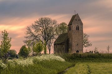 Zonsopkomst bij de Mauritiuskerk in Marsum, Groningen van Henk Meijer Photography