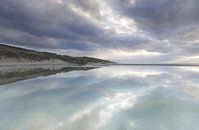 Reflectie en patronen op het strand von Klaas Hollebeek Miniaturansicht