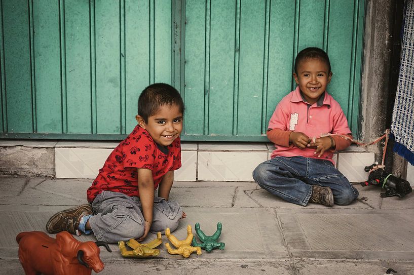 Spelende kinderen in Mitla (Mexico) van Loris Photography