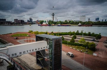 Skyline vanaf de SS Rotterdam van Ed van der Hilst
