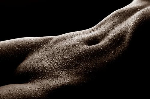 weiblicher Teilakt mit Wassertropfen