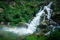 Waterval met regenboog vlakbij Briksdalbreen Glacier in Noorwegen