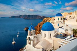 Oia stad op het eiland Santorini in Griekenland van Michael Abid