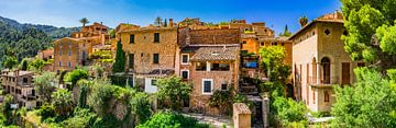 Prachtig mediterraan dorp Deia op het eiland Mallorca, Spanje Middellandse Zee van Alex Winter