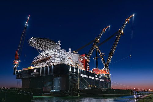 Sleipnir het grootste kraanschip van de wereld  In Rotterdam bij zonsondergang