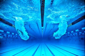 twee zwemmers springen in een blauw zwembad van Alexander Baumann