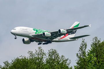 Emirates Airbus A380 gaat landen op Schiphol.