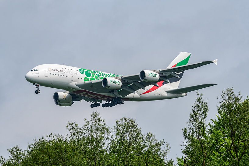 Der Airbus A380 von Emirates landet auf dem Flughafen Schiphol. von Jaap van den Berg