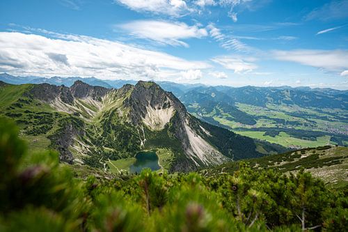 Uitzicht op de lager gelegen Gaisalpsee, de Rubihorn en de Oberallgäu in de Allgäuer Alpen