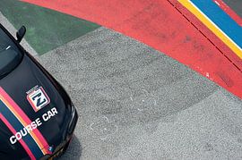 Course Car op Gekleurde Baan van Arthur van Iterson