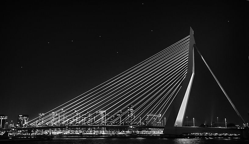 Erasmusbrug Rotterdam Zwart / Wit bij Nacht. by Brian Morgan