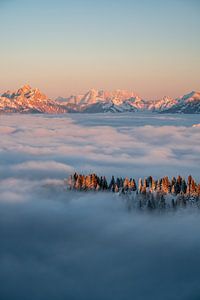 Sonnenuntergang über der Zugspitze mit einem Nebelmeer