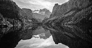 Der Gosauergletscher spiegelt sich im Gosausee