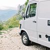Camper uitzicht | Oldtimer Mercedes busje in de bergen | Vanlife reisfotografie wall art van Milou van Ham