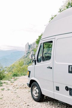 Camper uitzicht | Oldtimer Mercedes busje in de bergen | Vanlife reisfotografie wall art van Milou van Ham