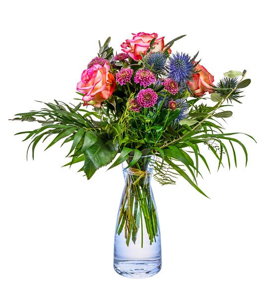 Boeket bloemen in een glazen vaas op een witte achtergrond van ManfredFotos