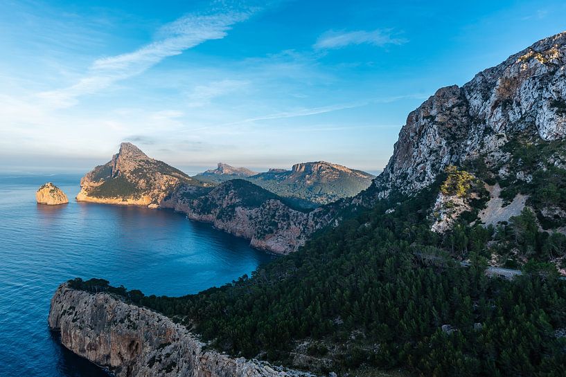 Goldene Stunde Meeresblick von Formentor mit Inseln, Mallorca von Joke Van Eeghem