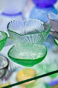 Modern design groene glazen schalen met een subtiel patroon van Tony Vingerhoets
